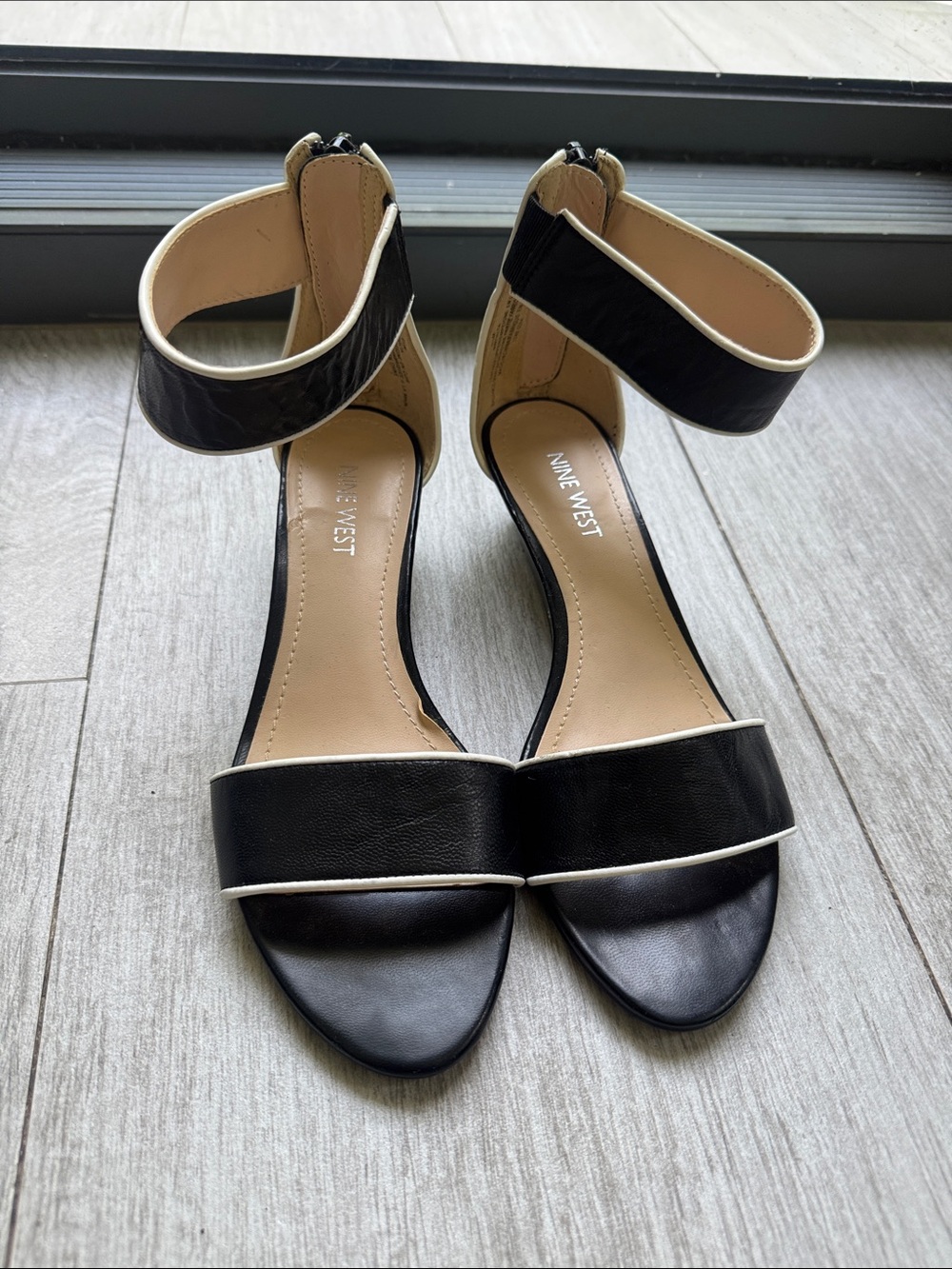 Nine West Black Leather Sandals with Cream Piping Ankle Strap size 6.5
